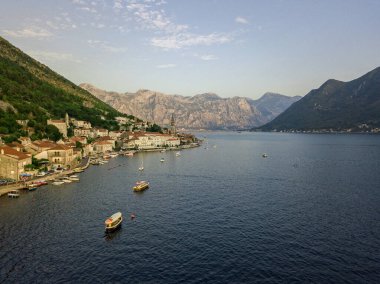 Aerial view of Perast, Karadağ 'ın Kotor Körfezi' nde yer alan eski bir kasaba. 09-05-2019. Aziz George adalarına ve Kayalıkların Hanımefendisi 'ne olan yakınlığıyla tanınır.
