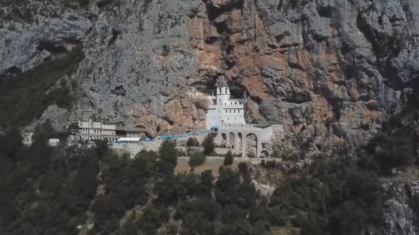 Luftaufnahme Des Klosters Ostrog Serbisch Orthodoxe Kirche Vor Vertikalem Hintergrund — Stockvideo