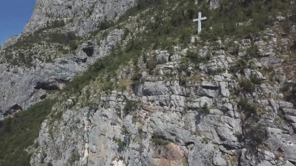 Vue aérienne du monastère d'Ostrog, église orthodoxe serbe située sur un fond vertical, haut dans le grand rocher d'Ostroka Greda, Monténégro. Dédié à saint Basile d'Ostrog  