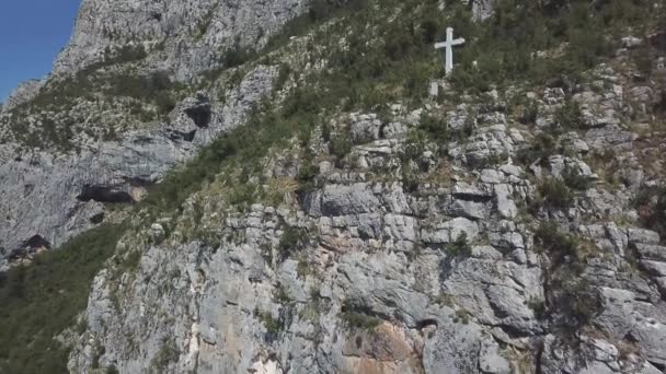 Karadağ Ostroka Greda Kentindeki Büyük Kayanın Tepesindeki Sırp Ortodoks Kilisesi — Stok video
