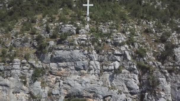 Vista Aérea Del Monasterio Ostrog Iglesia Ortodoxa Serbia Situada Sobre — Vídeo de stock