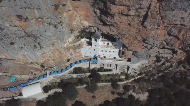 セルビア正教会のオストローク修道院の空中ビューは モンテネグロのオストロカ グレダの大きな岩の上に ほぼ垂直方向の背景に位置しています オストロークの聖バジルに捧げ — ストック動画