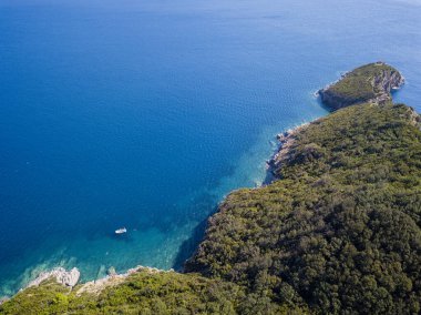 Geminin havadan görünüşü, pürüzlü ve gür kıyılar. Akdeniz fırçası. Deniz, kristal berrak su. Sveti Nikola, Budva Adası, Karadağ