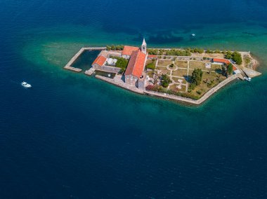 Karadağ 'ın Sveti Marko adası yakınlarındaki Kotor Körfezi' ndeki Notre Dame de la Misricorde adasının hava manzarası. Ostrvo Gospa od Milosrda. Balıkçı balıkçılık