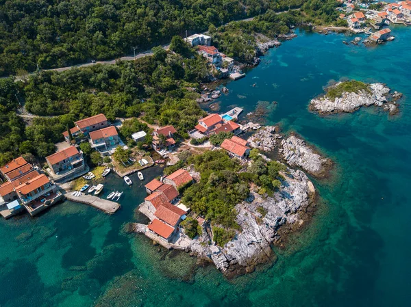 Vista Aérea Kakrc Fiordo Kotor Montenegro Casas Edificios Mar Vegetación —  Fotos de Stock