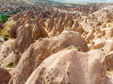 Goreme Milli Parkı 'nın hava manzarası, Tarihi Milli Parki, Türkiye. Peri bacaları ve çöl manzarası olan kapadokya 'nın tipik kaya oluşumları. Seyahat yerleri, tatiller ve macera
