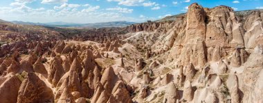 Goreme Milli Parkı 'nın hava manzarası, Tarihi Milli Parki, Türkiye. Peri bacaları ve çöl manzarası olan kapadokya 'nın tipik kaya oluşumları. Seyahat yerleri, tatiller ve macera