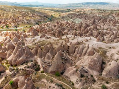 Goreme Milli Parkı 'nın hava manzarası, Tarihi Milli Parki, Türkiye. Peri bacaları ve çöl manzarası olan kapadokya 'nın tipik kaya oluşumları. Seyahat yerleri, tatiller ve macera