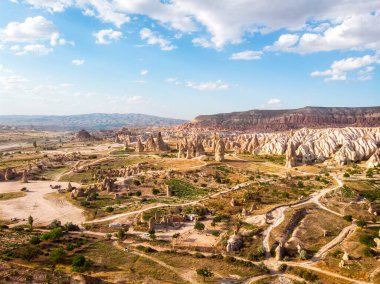 Goreme Milli Parkı 'nın hava manzarası, Tarihi Milli Parki, Türkiye. Peri bacaları ve çöl manzarası olan kapadokya 'nın tipik kaya oluşumları. Seyahat yerleri, tatiller ve macera