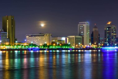 Ay ışığında Creek Skyline 'ın gece manzarası