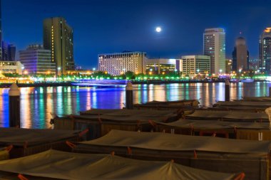 Ay ışığında Creek Skyline 'ın gece manzarası