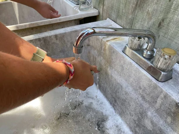 Close Jovem Homem Mulher Lavar Mãos Uma Pia Verão Quintal — Fotografia de Stock