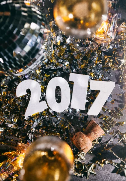 用香槟和软木 2017年新年前夕垃圾背景 — 图库照片