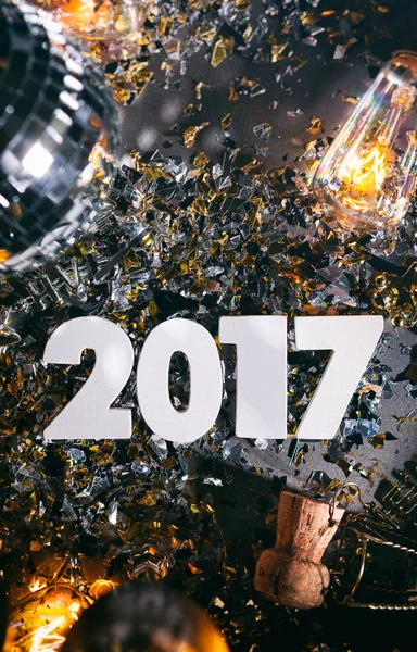 2017 fundo Grunge véspera de Ano Novo com cortiça de champanhe — Fotografia de Stock