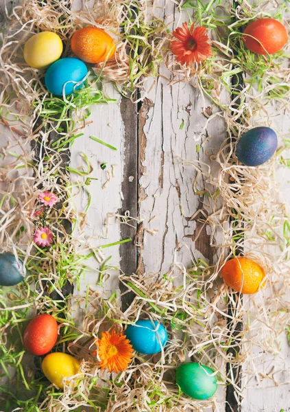 Ostern: bunte Eier mit Blumen und Gras umrahmen Zentrum copyspa — Stockfoto