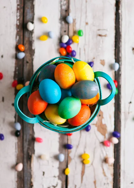 Pascua: Cesta de Pascua rodeada de judías jalea y chocolate Eg —  Fotos de Stock