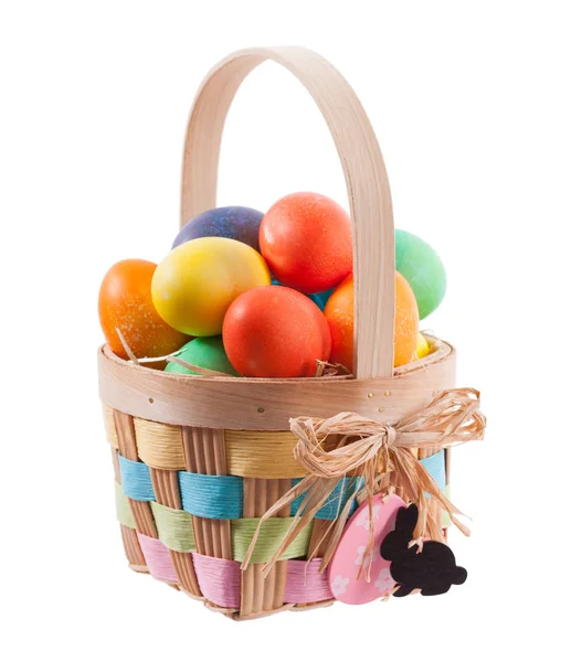 Páscoa: Cesta de Páscoa cheia de ovos coloridos tingidos — Fotografia de Stock
