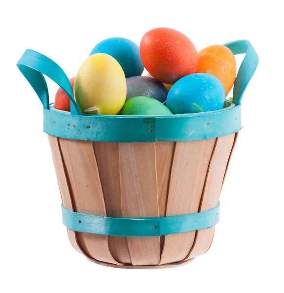 Pascua: Cesta de Pascua llena de coloridos huevos teñidos — Foto de Stock