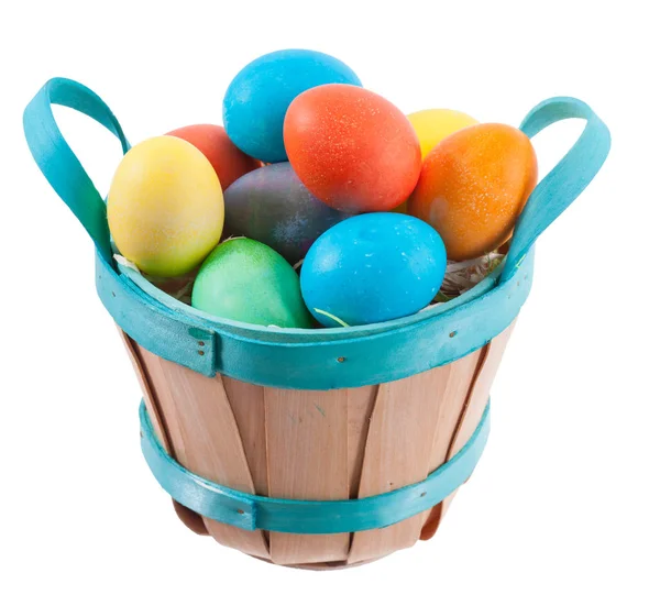 Pascua: Cesta de Pascua llena de coloridos huevos teñidos —  Fotos de Stock