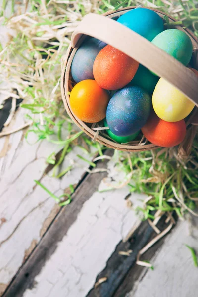 Pascua: Mirando hacia abajo en los huevos de Pascua en la cesta —  Fotos de Stock