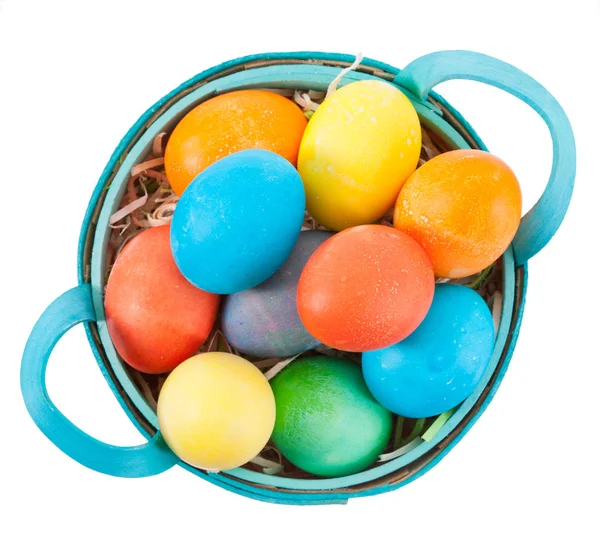 Páscoa: Vista aérea da cesta de Páscoa cheia de ovos coloridos tingidos Imagem De Stock