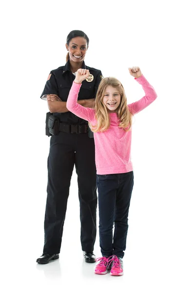 Policie: Malá holka na zdraví s důstojníkem na pozadí — Stock fotografie