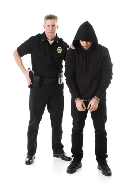 Полиция: Мужчина-офицер стоит рядом с преступником в наручниках — стоковое фото