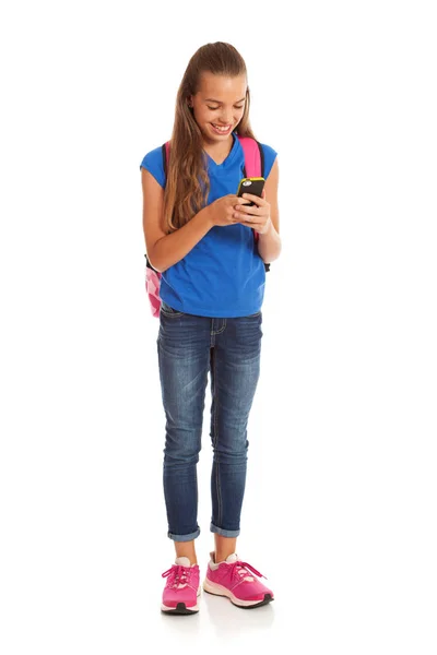 Escuela: Estudiante usando el teléfono celular moderno — Foto de Stock