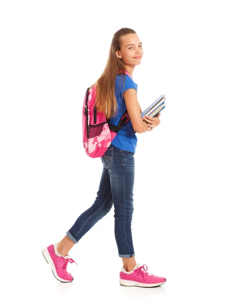 Escola: Estudante bonito feminino andando com livros didáticos — Fotografia de Stock