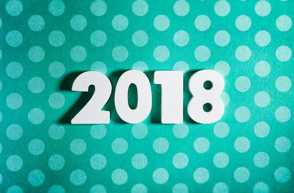 ปีใหม่: ตัวเลขไม้สําหรับ 2018 บนพื้นหลัง Blue Polka Dot — ภาพถ่ายสต็อก