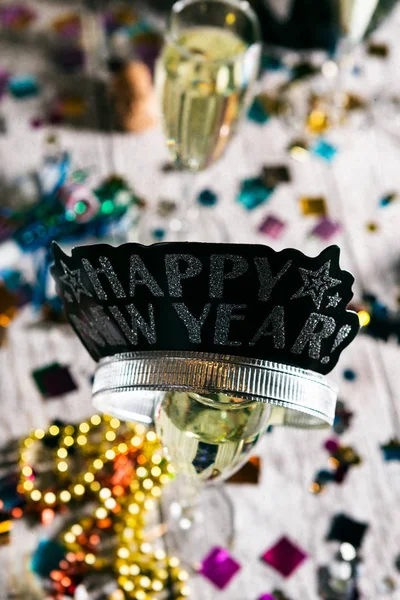 Szczęśliwego nowego roku koronę siedzi kieliszek szampana — Zdjęcie stockowe