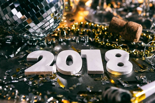 Neues Jahr: Grunge 2018 Hintergrund mit Spiegelkugel — Stockfoto