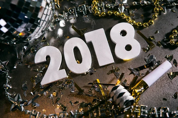 Año Nuevo: Mirando hacia abajo en el 2018 NUmbers con ruido y discoteca — Foto de Stock