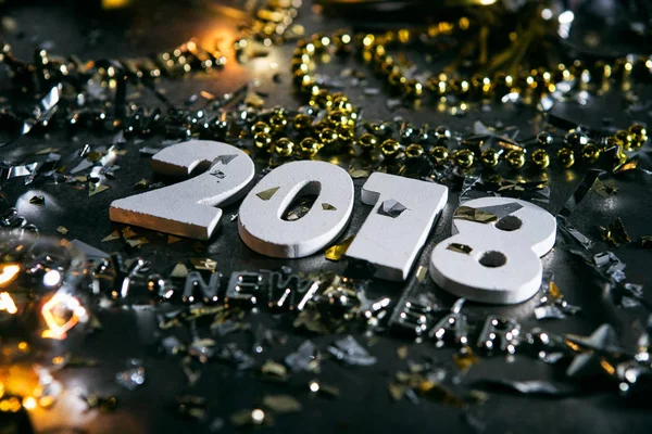 Año Nuevo: Grunge 2018 con favores de fiesta —  Fotos de Stock