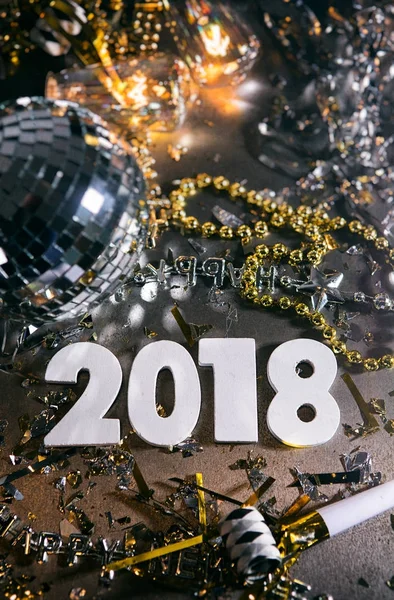 Capodanno: un sacco di Copyspace intorno al 2018 e Disco Ball — Foto Stock