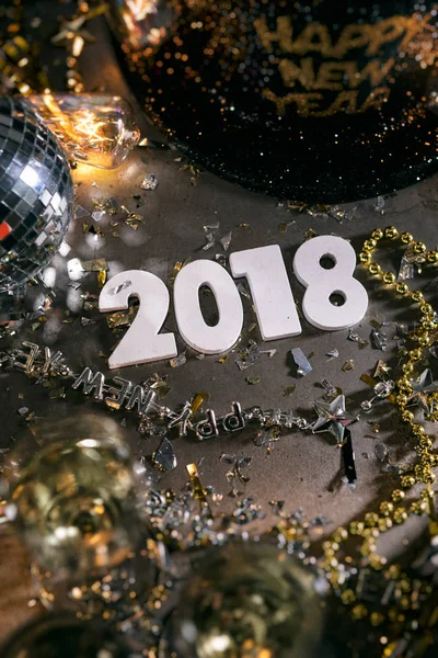 Ano Novo: Vista aérea de 2018 com bola de disco e chapéu de festa — Fotografia de Stock