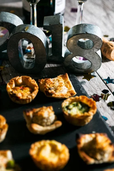 新的一年： 党开胃菜与金属 2018年装饰品 — 图库照片