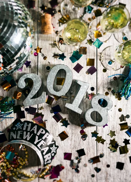 Ano Novo: Olhando para baixo na mesa de festa para NYE — Fotografia de Stock