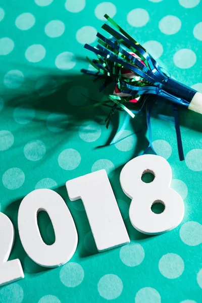 Ano Novo: Comemore 2018 com um fabricante de ruído e bolinhas — Fotografia de Stock