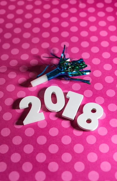 Nuovo anno: 2018 su sfondo rosa a pois con copyspace — Foto Stock