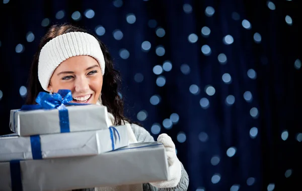 Winter: Holding stapel geschenken — Stockfoto