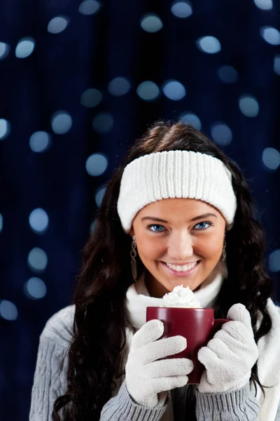 Winter: Holding a Cup of Cocoa — Stock Photo, Image