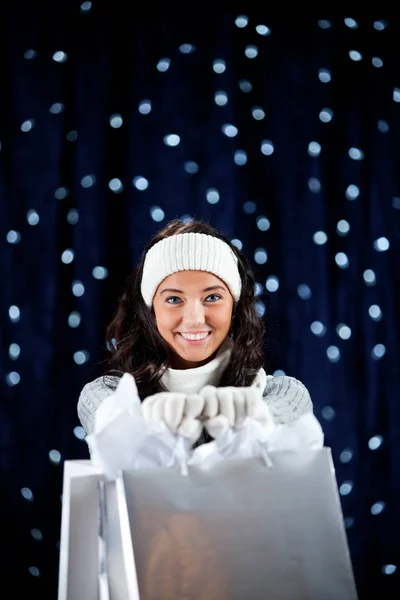 Winter: Aufgeregte Weihnachtseinkäufer mit Einkaufstüten — Stockfoto