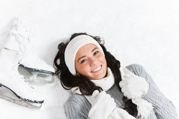 Zima: Zasněžené dívka s bruslemi — Stock fotografie