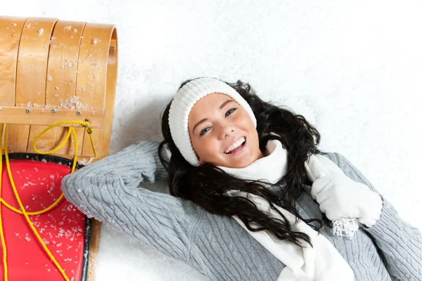 Winter: Besneeuwde meisje met slee — Stockfoto