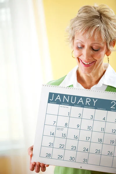 Mujer sosteniendo un calendario de enero de 2018 Fotos de stock