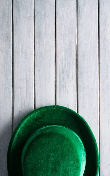 Chapéu Veludo Derby Verde Fundo Madeira Conceito Dia Santo Patricks — Fotografia de Stock