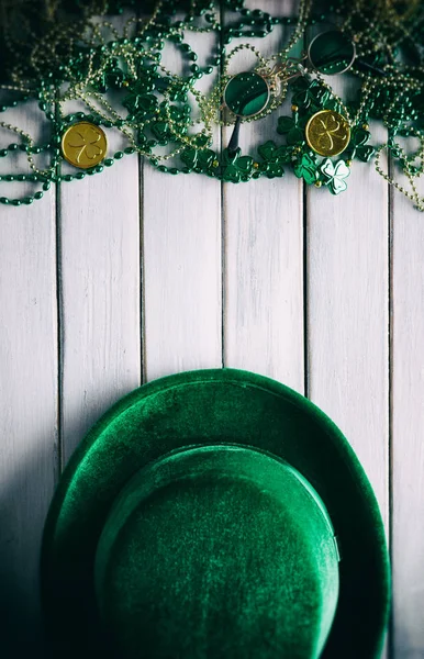 Zelený Sametový Klobouk Náhrdelníky Dřevěné Pozadí Svatého Patricks Day Koncept — Stock fotografie