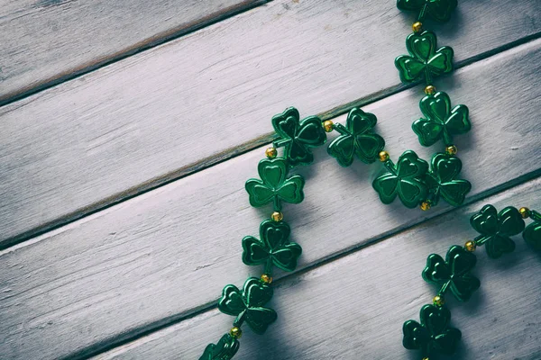 Zelený Náhrdelník Shamrock Listy Pro Svatého Patrika Dřevěné Pozadí — Stock fotografie