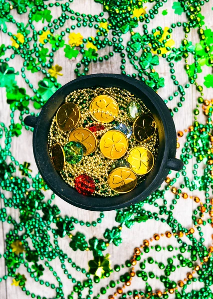 St. Patrick's Day Holiday bakgrund med kruka med guld — Stockfoto